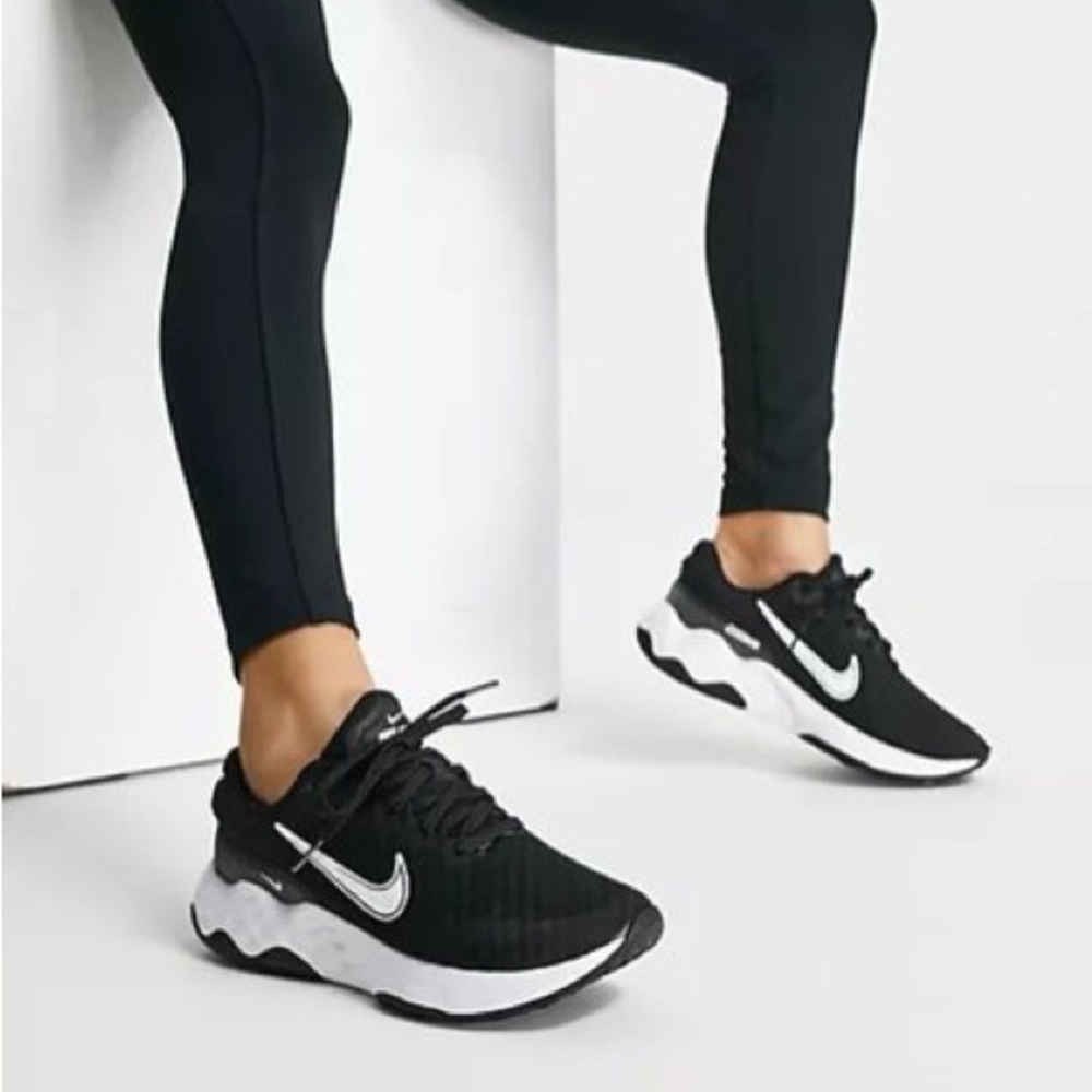 Nike Women’s Running Sneakers Size 9 Black and White Tennis Shoes Neutral